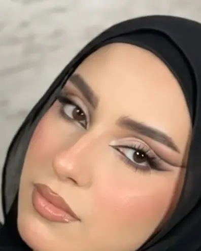 مكياج آيلاينر مجنّح مع حجاب